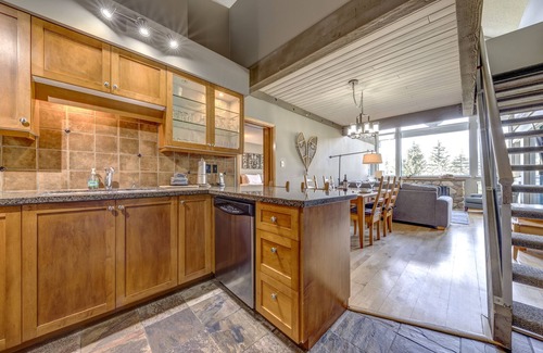 Upper Village Condo | Acer Vacations | Clean Luxury 2 Bed & Loft | Pool & Hot Tub | A/C & W/D | Wifi | Greystone Lodge