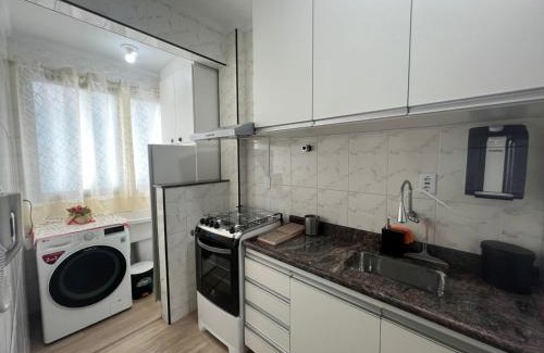 Canto do Forte Apartment | Aconchego no Canto do Forte - Ar Condicionados - Tvs Grandes - Wi-fi e Estacionamento Incluso!