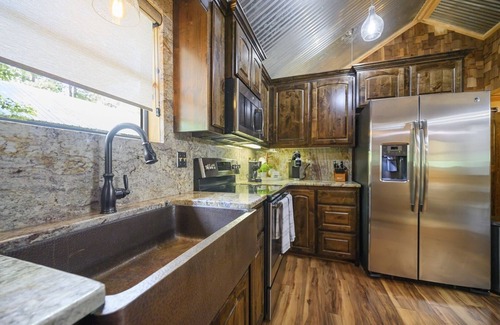 Broken Bow Cabin | Acorn Alcove: Cozy couple's cabin with Wi-Fi, Hot Tub, Fire Table, Pet friendly