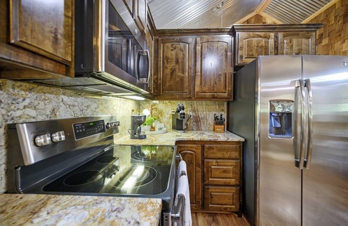 Broken Bow Cabin | Acorn Alcove: Cozy couple's cabin with Wi-Fi, Hot Tub, Fire Table, Pet friendly