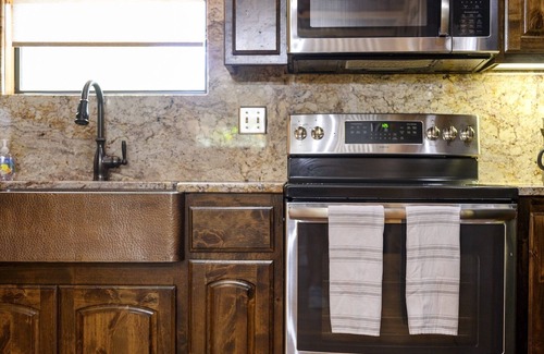 Broken Bow Cabin | Acorn Alcove: Cozy couple's cabin with Wi-Fi, Hot Tub, Fire Table, Pet friendly