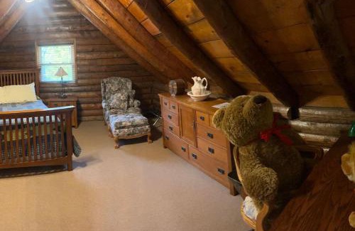 Bloomington House | Acorn Resort a Unique Retreat Cabin, 13 acres land