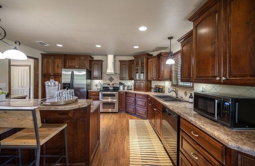Broken Bow Cabin | Acres BEST GAME Rm Sleeps 8 - 2 acre- Hot tub, Fire Pit
