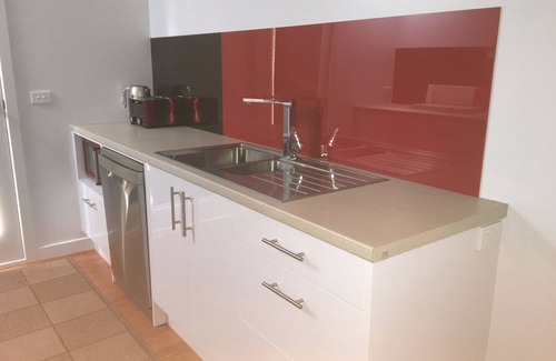 Mornington Apartment | Across from Beach. On Esplanade. Main st 900m.