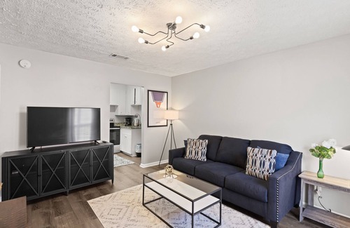 Auburn Apartment | Across from Campus! Magnolia LinenCo #7 Downtown AU
