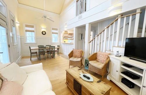 Seaside Cottage | Across from Pool in Seaside, Short Walk to Beach, 2 Bed, Sleeps 4 + 2 Bikes!