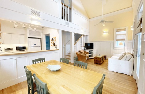Seaside Cottage | Across from Pool in Seaside, Short Walk to Beach, 2 Bed, Sleeps 4 + 2 Bikes!