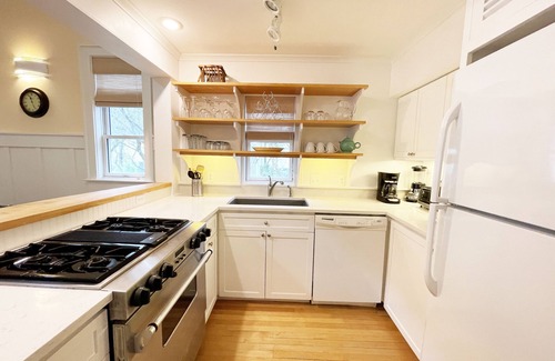 Seaside Cottage | Across from Pool in Seaside, Short Walk to Beach, 2 Bed, Sleeps 4 + 2 Bikes!