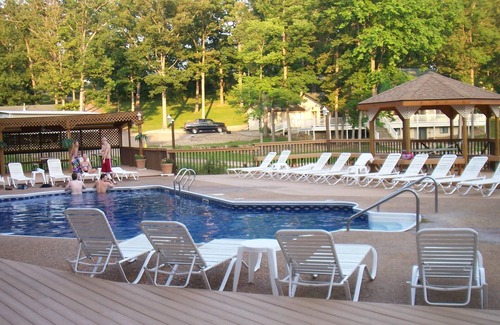 Lake Ozark House | Across from Shady Gators & H Toad 5 BR Sleeps (10) 3,000 sq ft