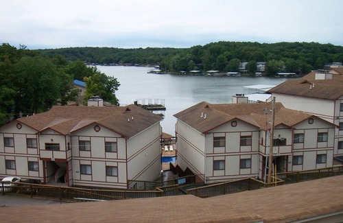 Lake Ozark House | Across from Shady Gators & H Toad 5 BR Sleeps (10) 3,000 sq ft
