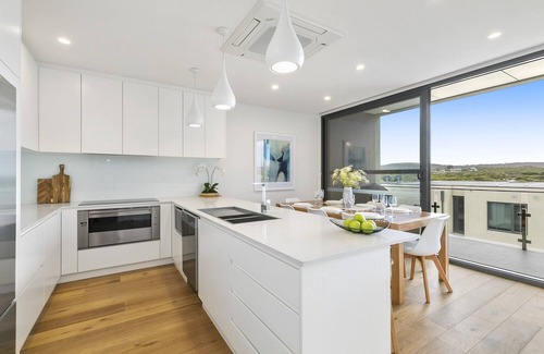 Anglesea House | Across the road from Main Beach Anglesea- luxury new townhouse, steps to cafes