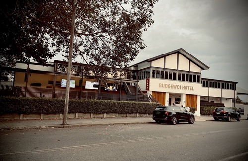 Budgewoi Apartment | Across the street from the Budgewoi Hotel, and down the street from the Beach