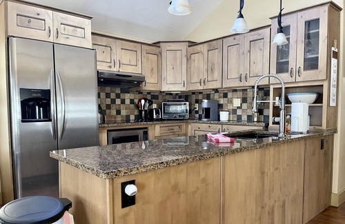Salida Cabin | ADA Compliant Cabin. Luxury finishes, pet friendly. Garden, 3 blocks to downtown