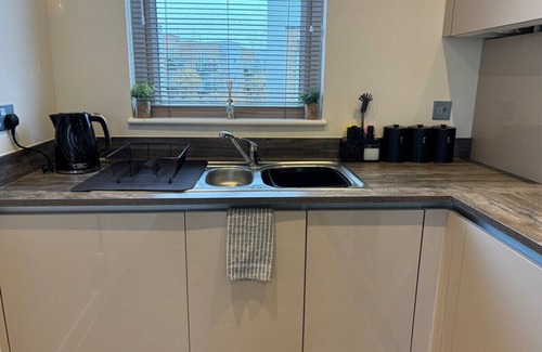 Runnymede Apartment | Addlestone- 15 mins to LHR.