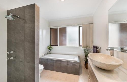 North Adelaide Apartment | Adelaide Style Accommodation-Close to City-North Adelaide-3 Bdrm- FREE Parking
