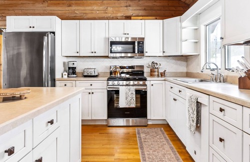 Quechee House | Adj to Farm, Log Cabin, Views! - Turkey Trot Lane