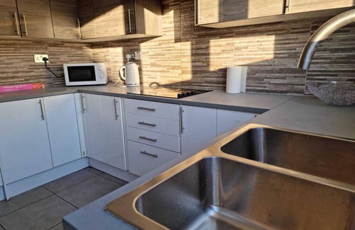 Basildon House | Admirable 5 Bedroom House with Parking