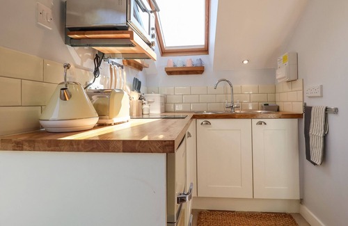 Woodbridge Cottage | ADMIRAL COTTAGE, pet friendly, with a garden in Snape, Suffolk