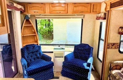 Engadine House | Adorable 1-bedroom Camper in Engadine with Lake Access. 50 mi west of bridge