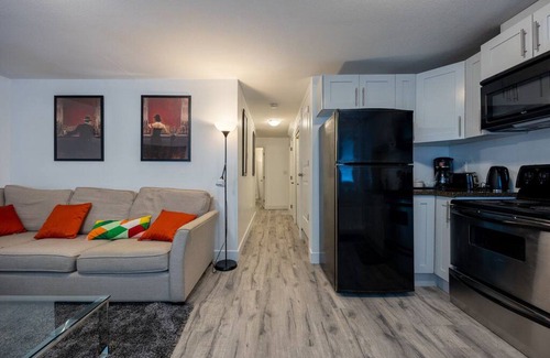 South Newton House | Adorable 2 bd, child free place in quiet hood!