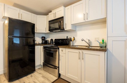 South Newton House | Adorable 2 bd, child free place in quiet hood!