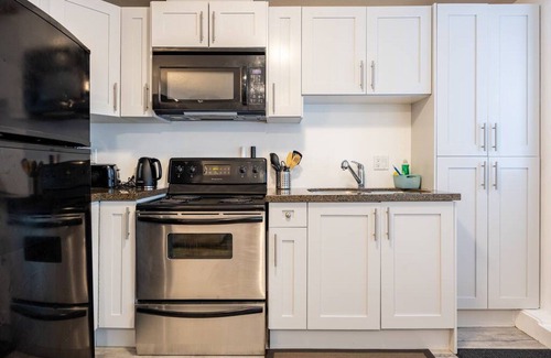 South Newton House | Adorable 2 bd, child free place in quiet hood!