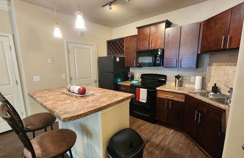 Executive Park Apartment | Adorable apartment w/ pool view