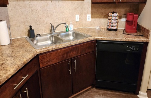 Executive Park Apartment | Adorable apartment w/ pool view