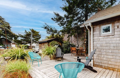 Manzanita Cottage | Adorable cabin near the beach with gas fireplace, firepit, deck, washer/dryer