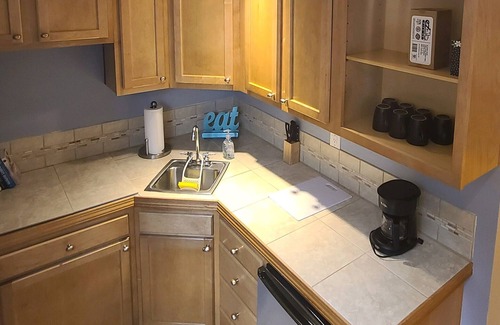 Newlands Apartment | Adorable, Clean and Quiet, Close to Mt trails, park, Pearl St. and biking