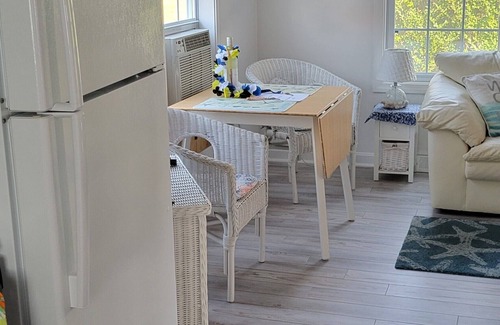 Newport Cottage | Adorable Cottage Walk Across Street to First Beach, Winter min stay 9 mos