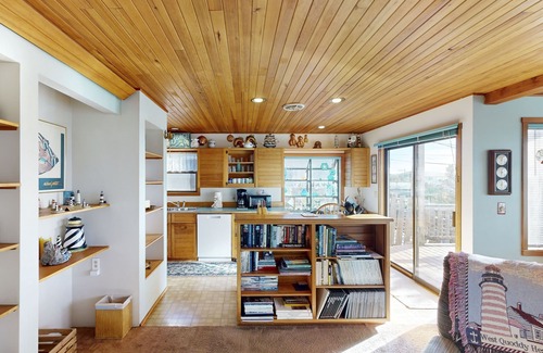 Newport House | Adorable Dog-Friendly Home in Historic Deco District - Short Walk to Beach