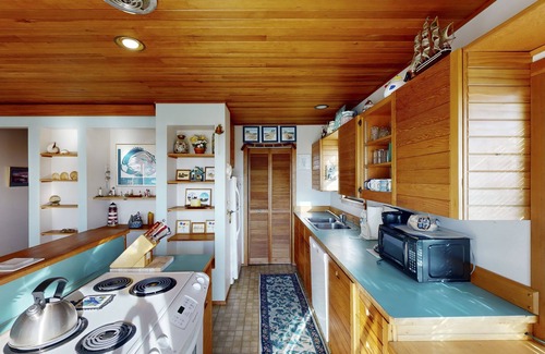 Newport House | Adorable Dog-Friendly Home in Historic Deco District - Short Walk to Beach