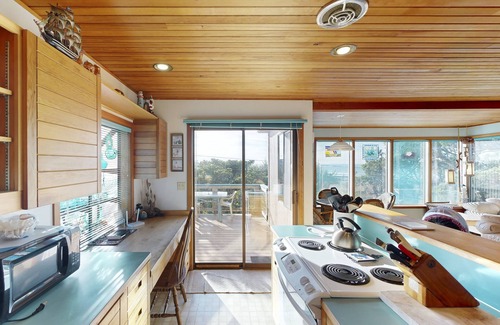 Newport House | Adorable Dog-Friendly Home in Historic Deco District - Short Walk to Beach