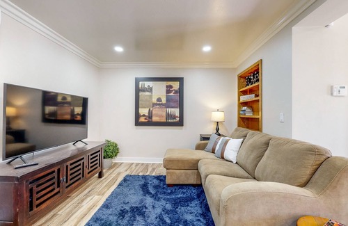 Fallbrook Cottage | Adorable Farm Stay, Close to Temecula Wine Country