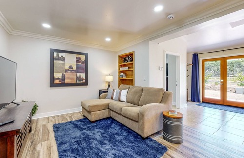 Fallbrook Cottage | Adorable Farm Stay, Close to Temecula Wine Country