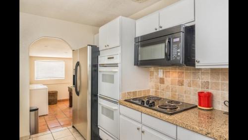 Rancho Oakey House | Adorable House only a few miles from the Strip