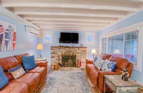 North Glade Hills House | Adorable Lakefront Cottage with Hot Tub and Dock Pet friendly