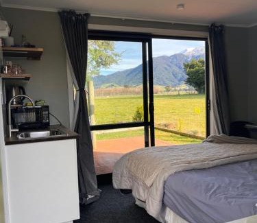 Staveley House | Adorable studio cottage with mountain views