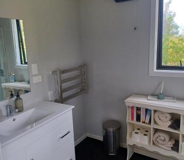 Staveley House | Adorable studio cottage with mountain views
