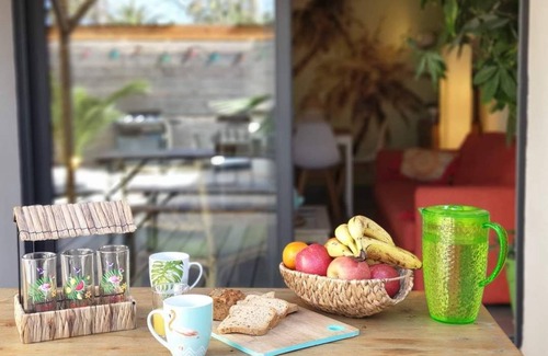 Six-Fours-les-Plages Apartment | Adorable T3 limit Sanary/Six-Fours with garden and private parking by the sea