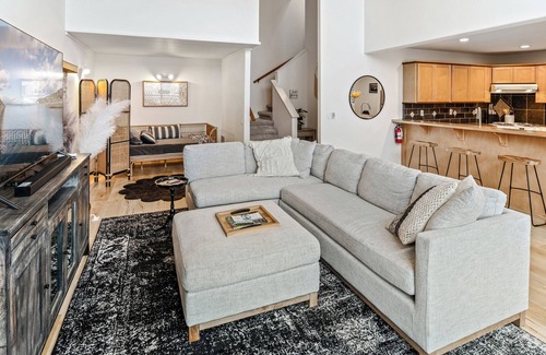 Sandpoint Condo | Adorable Urban Escape: 1-Bedroom + Loft in the Heart of Downtown