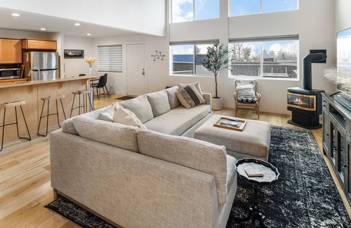 Sandpoint Condo | Adorable Urban Escape: 1-Bedroom + Loft in the Heart of Downtown