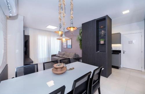 Centro Apartment | Adra 301 - Apartamento no centro de Bombinhas - Rooftop com piscina e academia - À poucos metros da praia - (Consultar serviços de roupas de cama e banho)