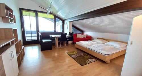Steindorf am Ossiacher See Apartment | ADRIAN Seeblick Appartement Hänsel u Gretel am Ossiacher See mit direktem Seezugang, Hallenbad
