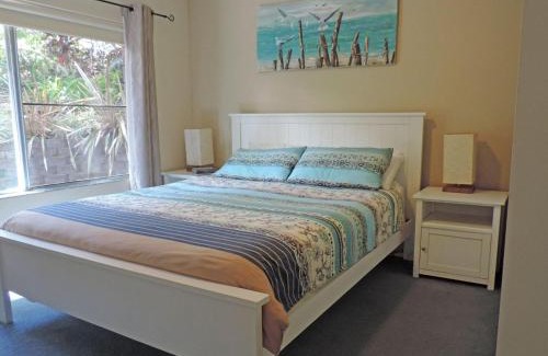 Shoal Bay Apartment | Adriana 3 unit with a backyard