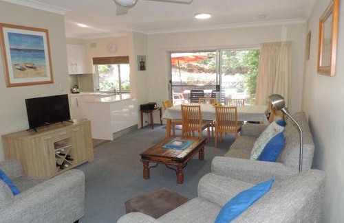 Shoal Bay Apartment | Adriana 3 unit with a backyard