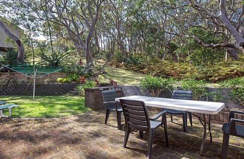 Shoal Bay Apartment | Adriana 3 unit with a backyard