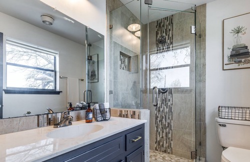 Kemp House | Adventure awaits at this trendy lakefront home!