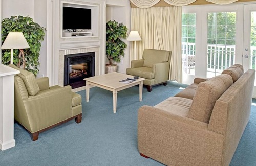 Berkeley Resort | Adventure Awaits! Close to Go-Karts Plus, Volleyball, Kitchen, Pool, Gym